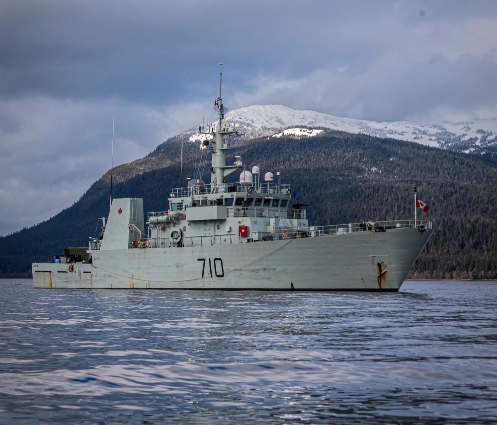 HMCS Brandon sails along the coastline of Alaska during multi-national Exercise ARCTIC EDGE 2022 near the town of Juneau, Alaska, March 6th, 2022. (Credit Master Sailor Dan Bard Canadian Forces Combat Camera.)