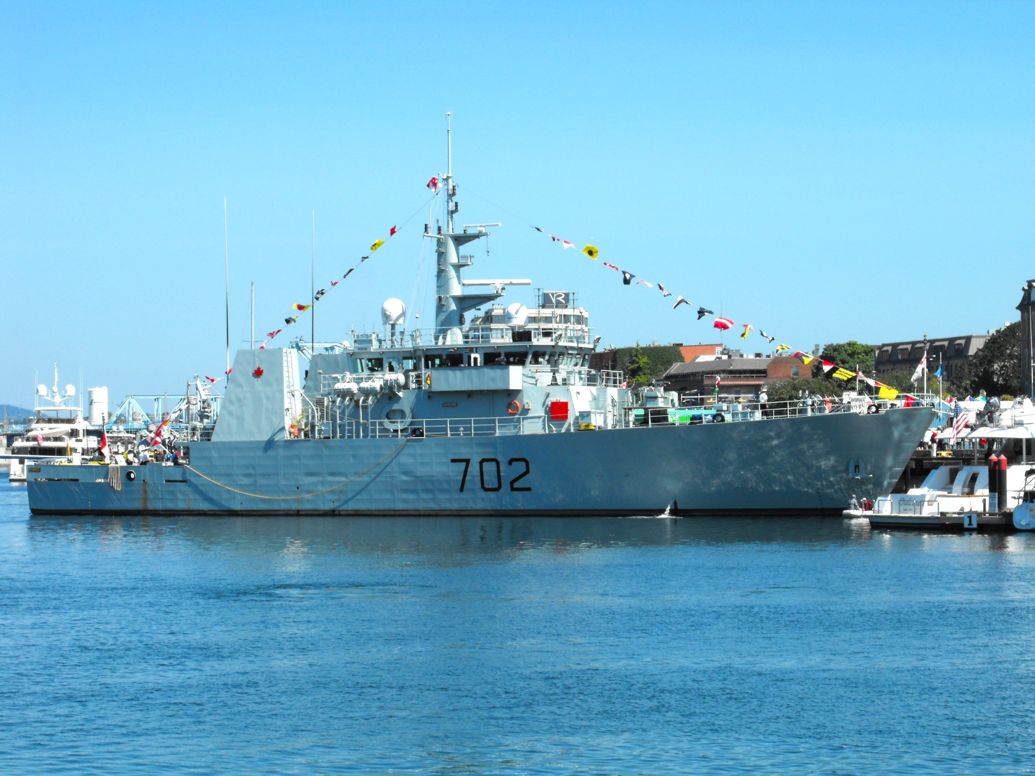 HMCS Nanaimo alongside in Victoria Harbour for Canada Day celebrations, July 1, 2009. (Photo: Wikimedia Commons User: Saberwyn)